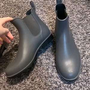 Short rain boots